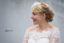 Load image into Gallery viewer, Bruidarrangement Make-up en haar voor de bruid aan huis in Den Haag Delft Noord Holland