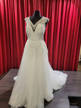 Load image into Gallery viewer, Romantische sexy Alijn tweedehandse betaalbare trouwjurk met kanten rug maat 38 voor €500,- te koop en passen in de winkel in Naaldwijk Westland Zuid Holland

