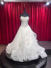 Load image into Gallery viewer, Outlet Sexy prinses trouwjurk maat 36 maat 40 onder de 1000 euro. Te koop en passen in de winkel in Naaldwijk, nabij Den Haag Zuid Holland en Zeeland
