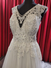 Load image into Gallery viewer, Romantische sexy Alijn tweedehandse betaalbare trouwjurk met kanten rug maat 38 voor €500,- te koop en passen in de winkel in Naaldwijk Westland Delft Zuid Holland
