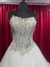 Load image into Gallery viewer, Tweedehands Sexy prinses trouwjurk maat 36 maat 40 onder de 1000 euro. Te koop en passen in de winkel in Naaldwijk, nabij Den Haag Zuid Holland en Zeeland
