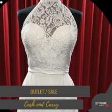 Load image into Gallery viewer, Betaalbare goedkope trouwjurk. Korte trouwjurk met een overslag rok maat 40, halter top. Passen in de winkel in Naaldwijk
