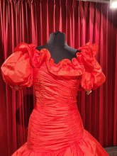 Load image into Gallery viewer, Betaalbare Vintage tweedehands trouwjurk maat 38 rode bruidsjurk, 200 euro kopen en passen in de winkel in Naaldwijk Kringloop bruidsmode omgeving Den Haag en Rotterdam Zuid Holland
