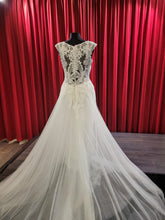 Load image into Gallery viewer, Romantische sexy Alijn tweedehandse betaalbare trouwjurk met kanten rug maat 38 voor €500,- te koop en passen in de winkel in Naaldwijk Westland Den Haag Zuid Holland
