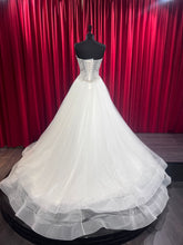 Load image into Gallery viewer, Glitter Sexy prinses trouwjurk maat 36 maat 40 onder de 1000 euro. Te koop en passen in de winkel in Naaldwijk, nabij Den Haag Zuid Holland en Zeeland
