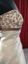 Load image into Gallery viewer, Strapless trouwjurk met glitters en een kleur detail maat 38 voor 300 euro in Naaldwijk
