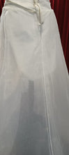 Load image into Gallery viewer, Betaalbare goedkope trouwjurk strapless met rijgsluiting. kort voor lang achter maat 40 passen in de winkel in Naaldwijk Zuid Holland

