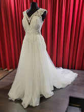 Load image into Gallery viewer, Romantische sexy Alijn tweedehandse betaalbare trouwjurk met kanten rug maat 38 voor €500,- te koop en passen in de winkel in Naaldwijk Westland Rotterdam Zuid Holland
