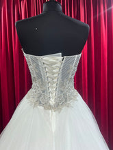 Load image into Gallery viewer, Rijgsluiting Sexy prinses trouwjurk maat 36 maat 40 onder de 1000 euro. Te koop en passen in de winkel in Naaldwijk, nabij Den Haag Zuid Holland en Zeeland
