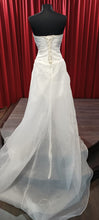 Load image into Gallery viewer, Betaalbare goedkope trouwjurk strapless kort voor lang achter maat 40 passen in de winkel in Naaldwijk Rotterdam Den Haag
