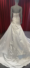 Load image into Gallery viewer, Secondhand weddingdress size 4 extra lang te koop in Naaldwijk
