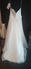 Load image into Gallery viewer, Witte trouwjurk strapless met korset en 3d bloemen kant witte tulle rok. 300 euro betaalbaar en online
