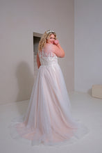 Load image into Gallery viewer, Blush rose trouwjurk voor de plussize bruid. Met kant een V hals en schouderbandjes. Glittertulle Naaldwijk Poeldijk Wateringen
