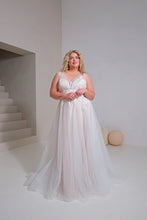 Load image into Gallery viewer, Plussize bruidsjurk van Bridalstar, zacht roze heel romantisch met kant en feestelijk door de glitter tulle maat 48 Naaldwijk Zuid Holland
