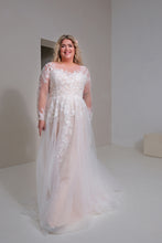 Load image into Gallery viewer, Bridalstar plussize trouwjurk in Naaldwijk nabij Den Haag en Rotterdam. Alijn trouwjurk met kant en een lange mouw
