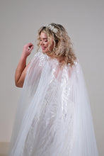 Load image into Gallery viewer, Plussize trouwjurk van Bridalstar met glitters en een cape. Met een split. Romantisch nabij Leiden
