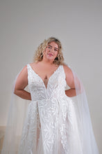 Load image into Gallery viewer, Bruidsjurk Bridalstar Plussize diepe V met een schouderband, kant en romantisch met een sexy split Naaldwijk De Lier Westland
