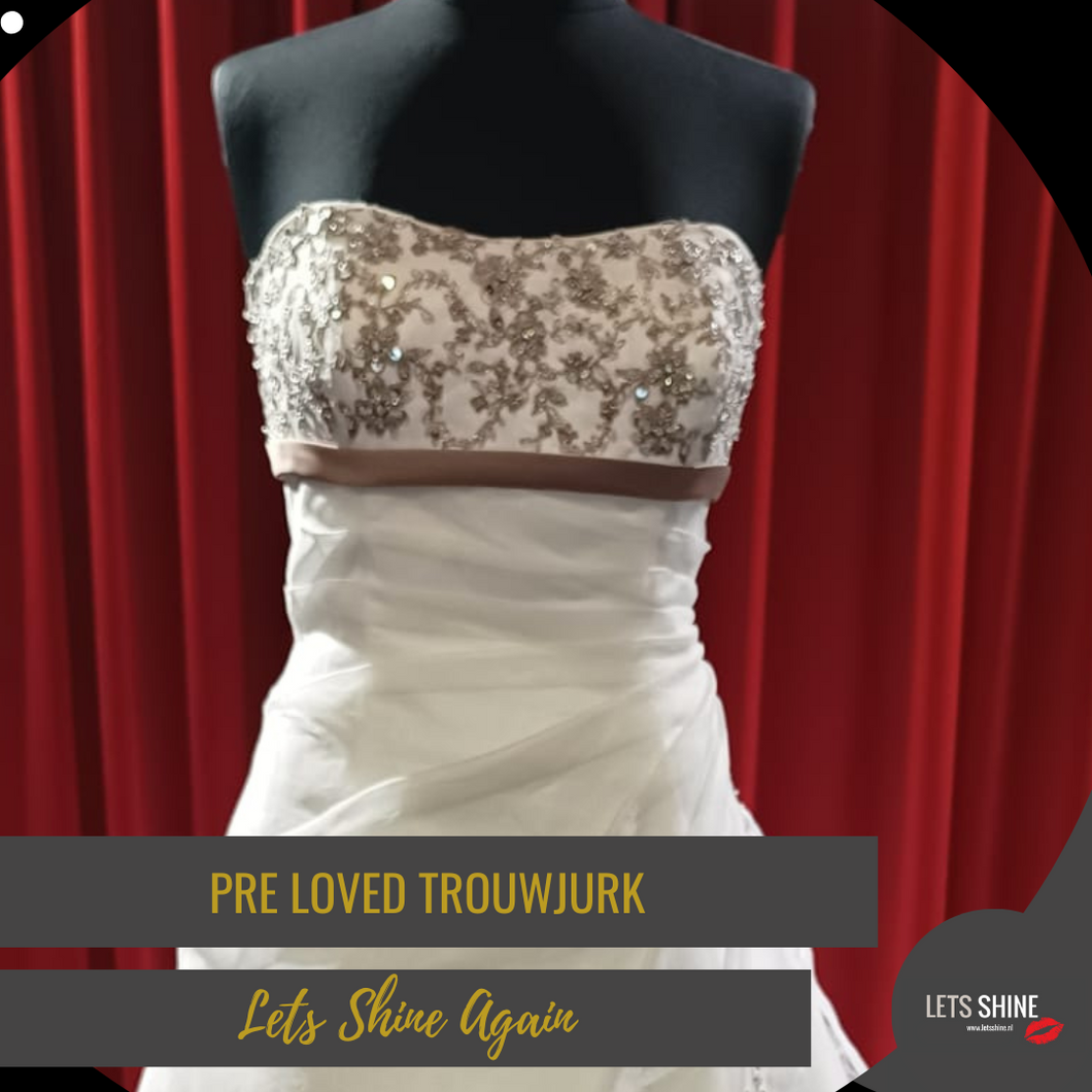 Trouwjurk strapless Briderton tweedehands trouwjurk passen in de winkel in Naaldwijk Zuid Holland