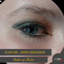 Load image into Gallery viewer, Groene oogschaduw bij een blauwe oog. Smokey groene oogschaduw met groene eyeliner. Te koop in Naaldwijk Make-up Studio Westland. 
