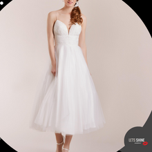 Load image into Gallery viewer, Korte trouwjurk met kant en tulle - vintage outlet trouwjurk te koop en passen in de bruidswinkel in Naaldwijk Westland Zuid Holland
