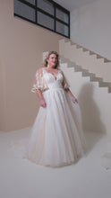 Load and play video in Gallery viewer, Plussize trouwjurk maat 48 romantisch met een mouw. Tulle en kant
