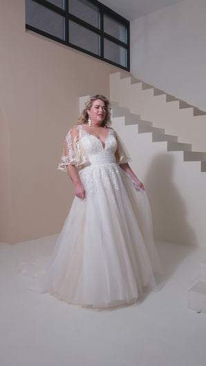 Plussize trouwjurk maat 48 romantisch met een mouw. Tulle en kant