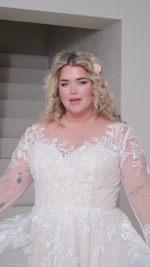 Plussize trouwjurk op video en op een plussize model Naaldwijk Zuid Holland Trouwwinkel 