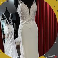 Fit en Flair trouwjurk met kanten top, diepe open rug, gladde rok en een lange sleep. Maat 42 te passen in de bruidswinkel in Naaldwijk Westland Zuid Holland