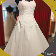 Betaalbare plussize bruidsmode in Naaldwijk Westland. Strapless kanten trouwjurk evt met een mouw of jasje. In de buurt van Delft Rijswijk en Den Haag