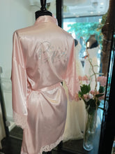 Load image into Gallery viewer, Kimono licht roze voor de aanstaande bruid, bruidsmode zaak Naaldwijk Westland
