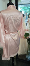 Load image into Gallery viewer, Luxe kamerjas kimono voor de aanstaande bruid licht roze
